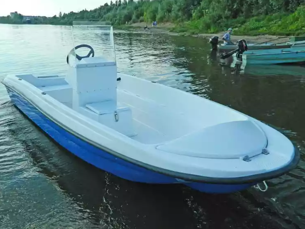 Стеклопластиковая лодка Пингвин с консолью (тримаран) в Бердске