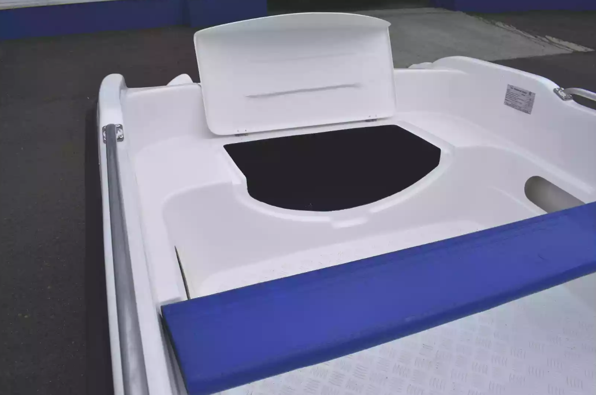 Стеклопластиковая лодка Пингвин New (тримаран) в Бердске