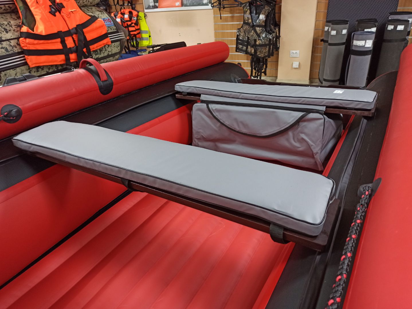 КОМПЛЕКТ МЯГКИХ НАКЛАДОК С СУМКОЙ ДЛЯ ЛОДОК 90Х20 СЕРЫЙ в Бердске