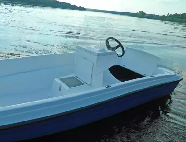Стеклопластиковая лодка Пингвин с консолью (тримаран) в Бердске