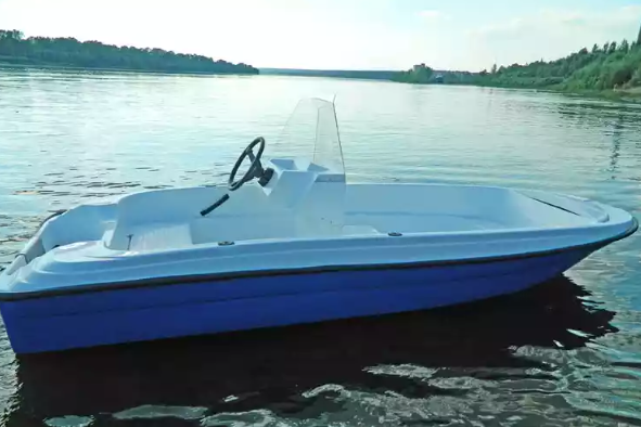 Стеклопластиковая лодка Пингвин с консолью (тримаран) в Бердске