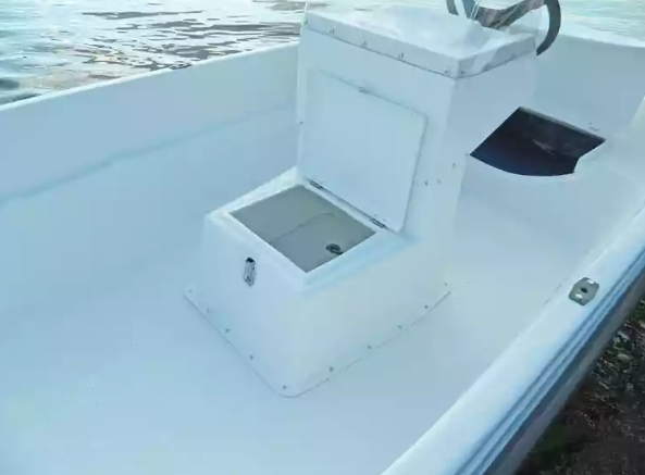 Стеклопластиковая лодка Пингвин с консолью (тримаран) в Бердске