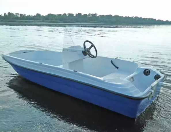Стеклопластиковая лодка Пингвин с консолью (тримаран) в Бердске